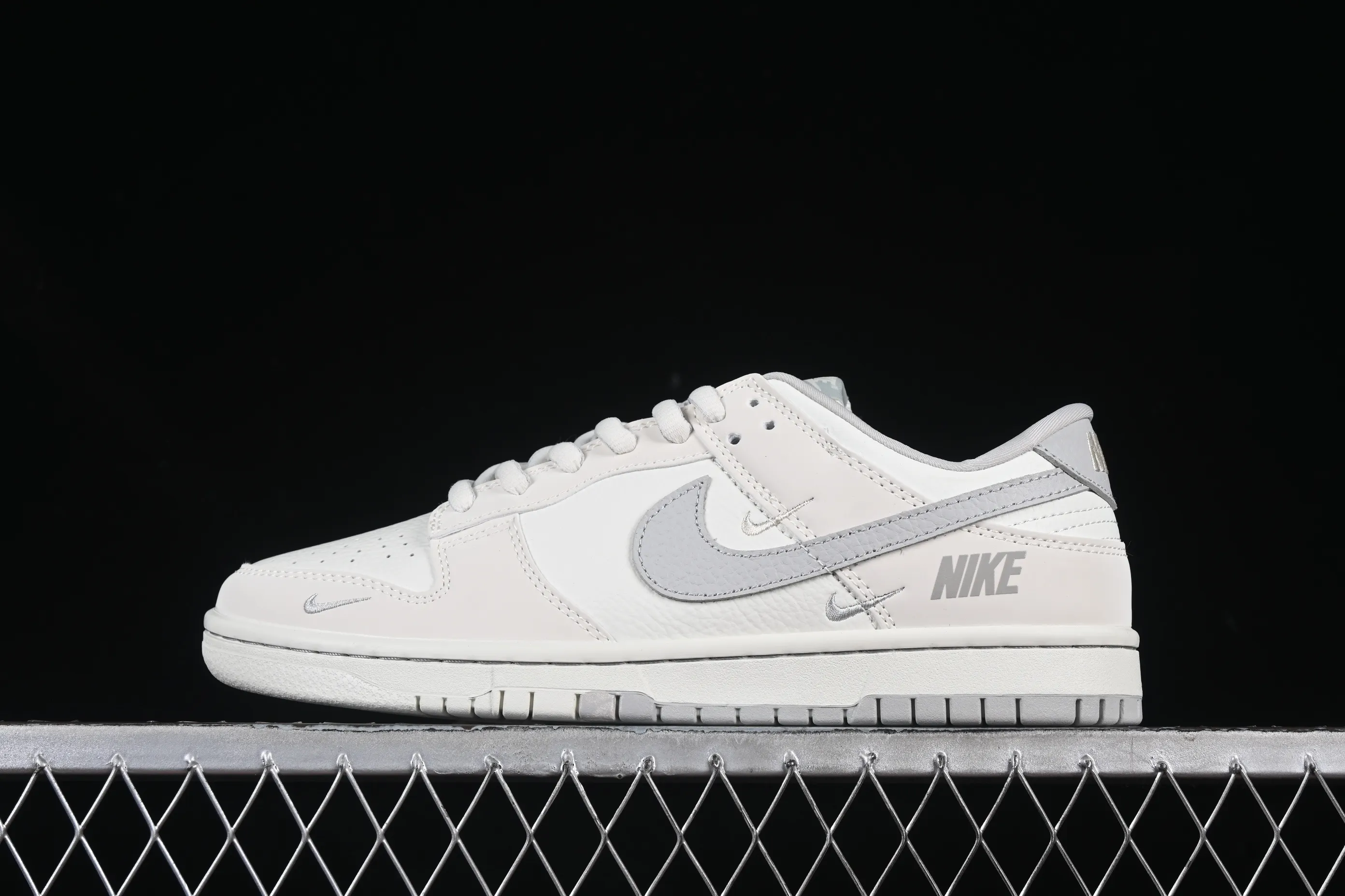 All categories Nk SB Dunk Series Nk SB Dunk Low High-end customized low-top sneakers Nike SB Dunk Low joint three hooks beige gray color low-top casual sports skateboard shoes SC9207-401